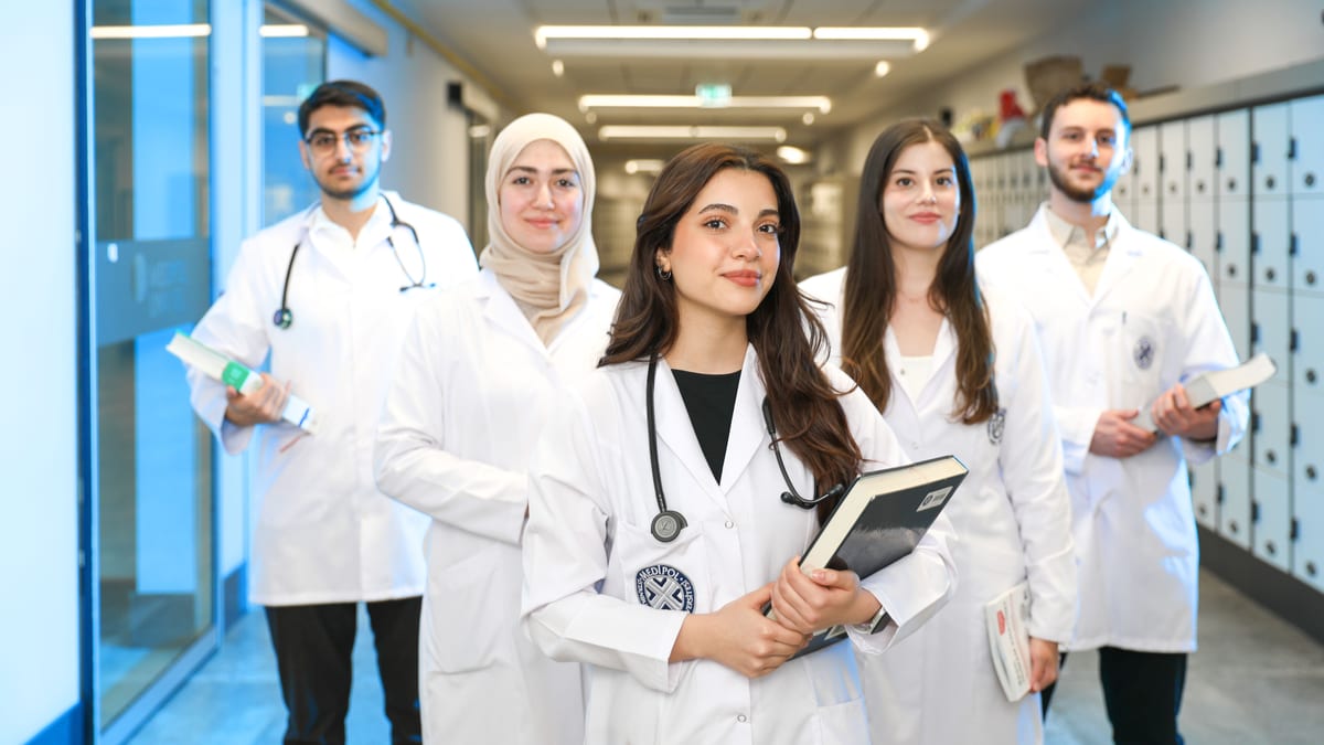 Étudiants en médecine en formation à l'hôpital