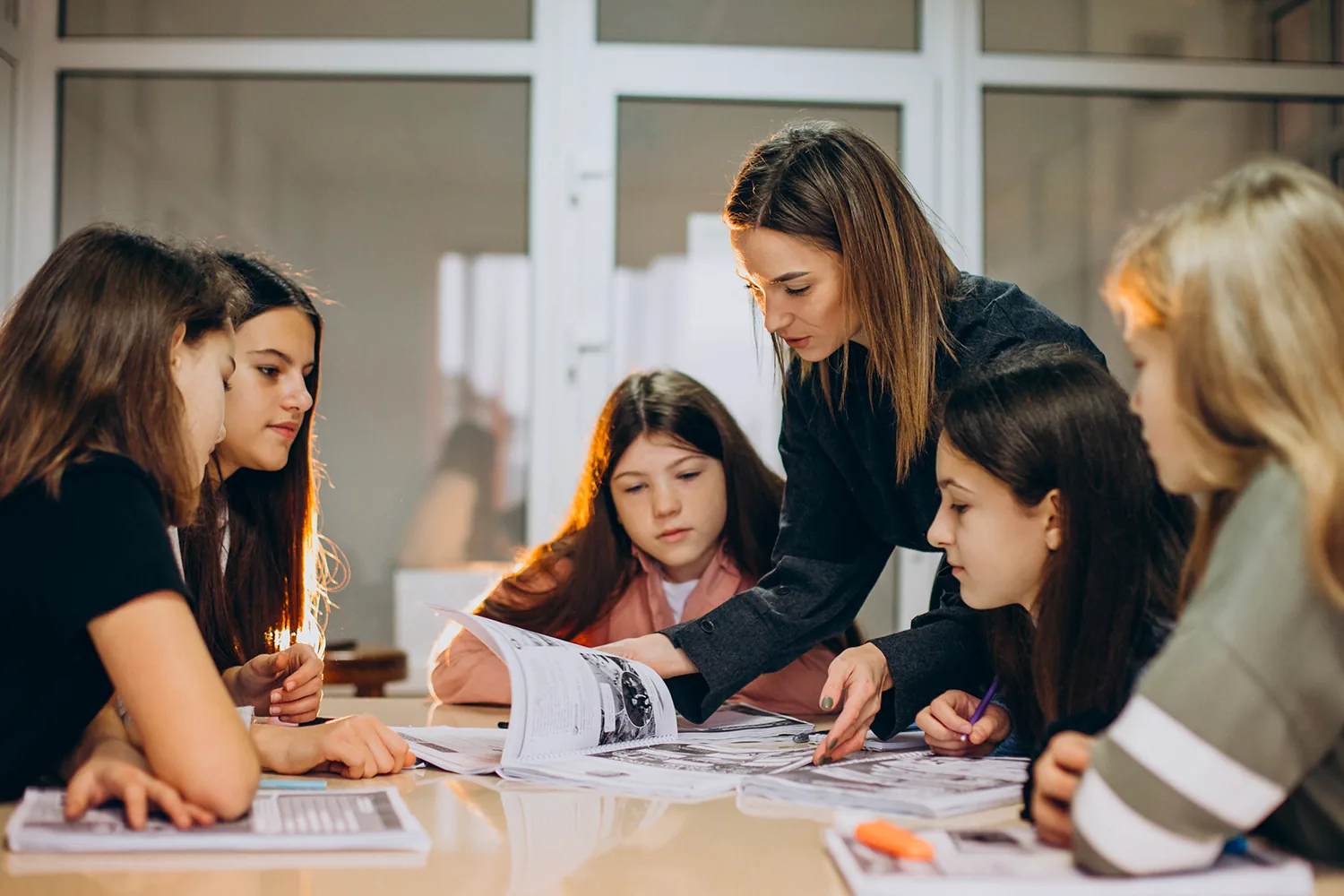 Grupo de niños estudiando juntos