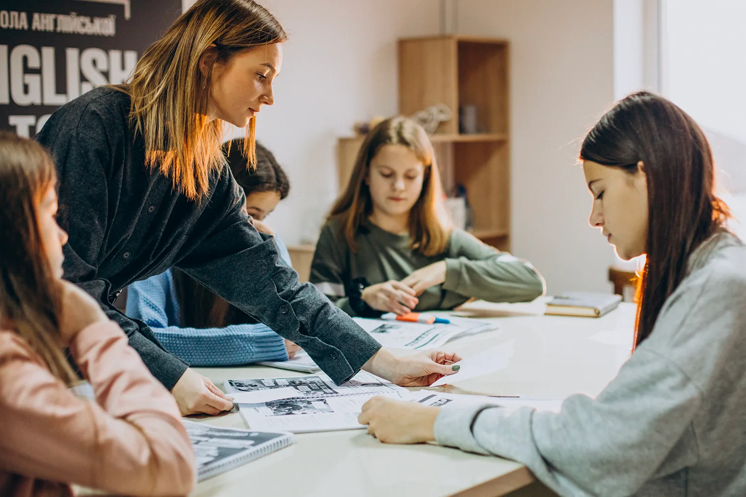 Grupo de niños estudiando juntos