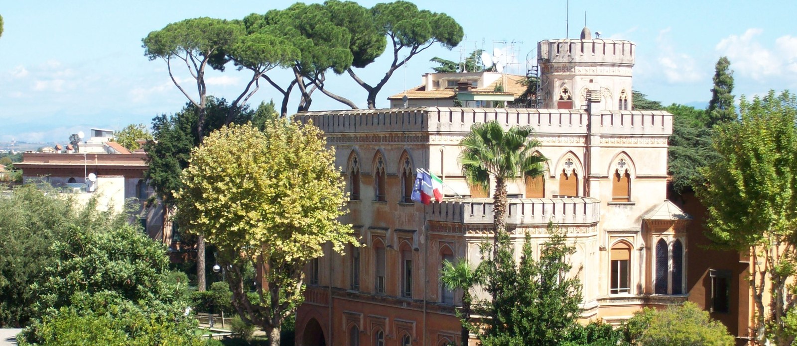 Villa néogothique Strohl-Fern, siège du Lycée Chateaubriand de Rome, entourée de pins parasols